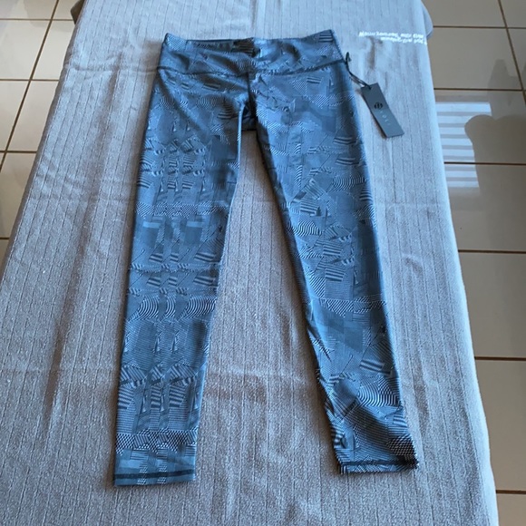 NOLI Yoga Leggings. Gorgeous Italian fabric. - Picture 4 of 6